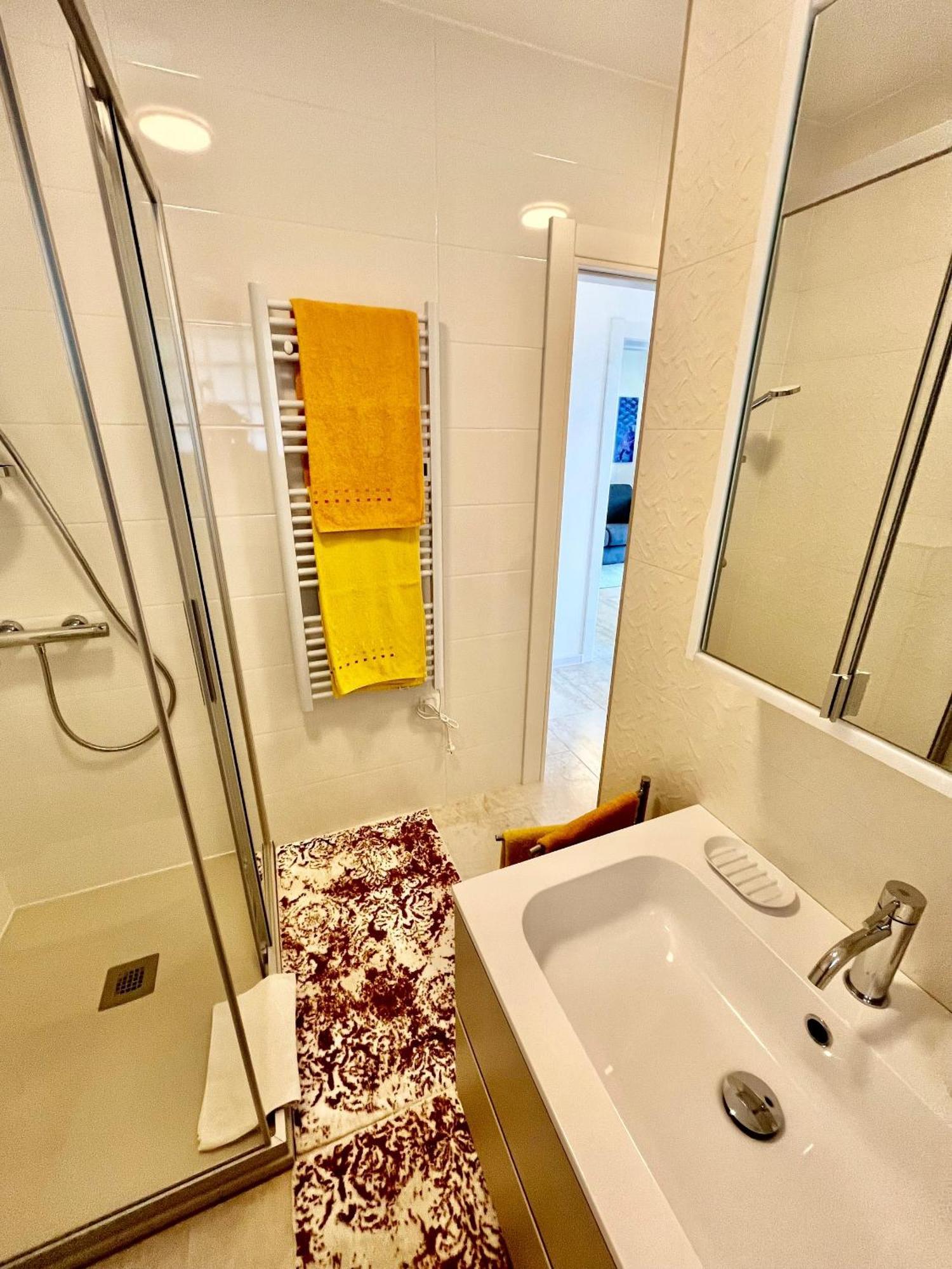 Apartments By The Sea Medveja, Opatija - 7720 로브란 객실 사진